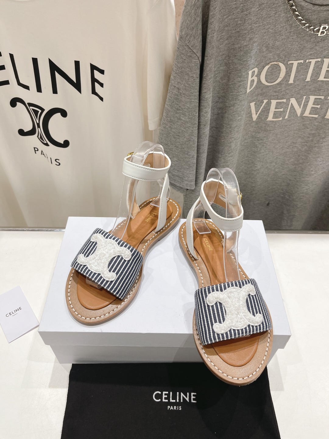 高版本出厂
 Celine*塞琳2025ss思琳初夏新款凯旋门Logo凉鞋
高级感十足  网红ins种草