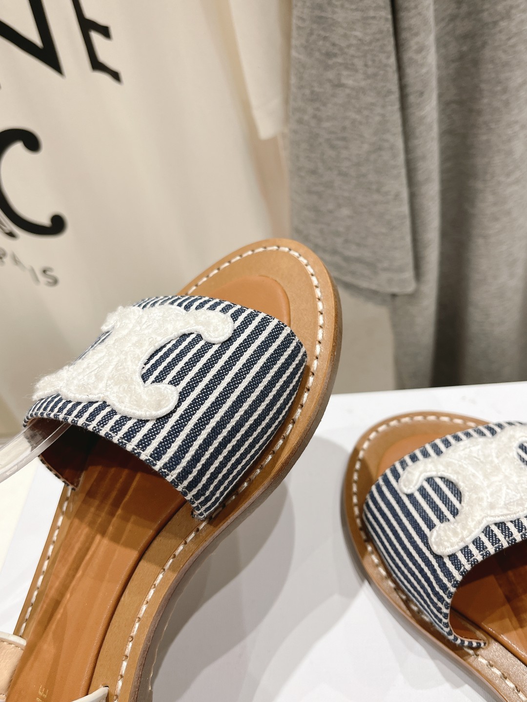 高版本出厂
 Celine*塞琳2025ss思琳初夏新款凯旋门Logo凉鞋
高级感十足  网红ins种草