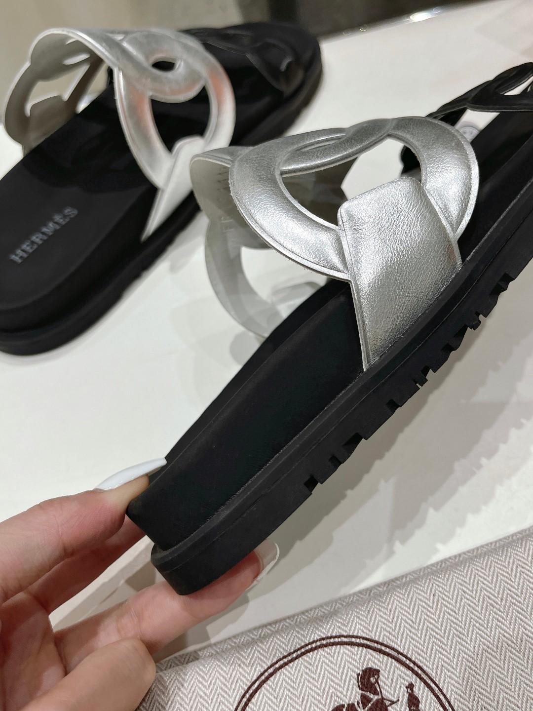 高版本出厂 男码+10 Herme*H家春夏凉拖系列经典款型➕最新配色 一直都很火爆的二舅拖鞋,随意各种