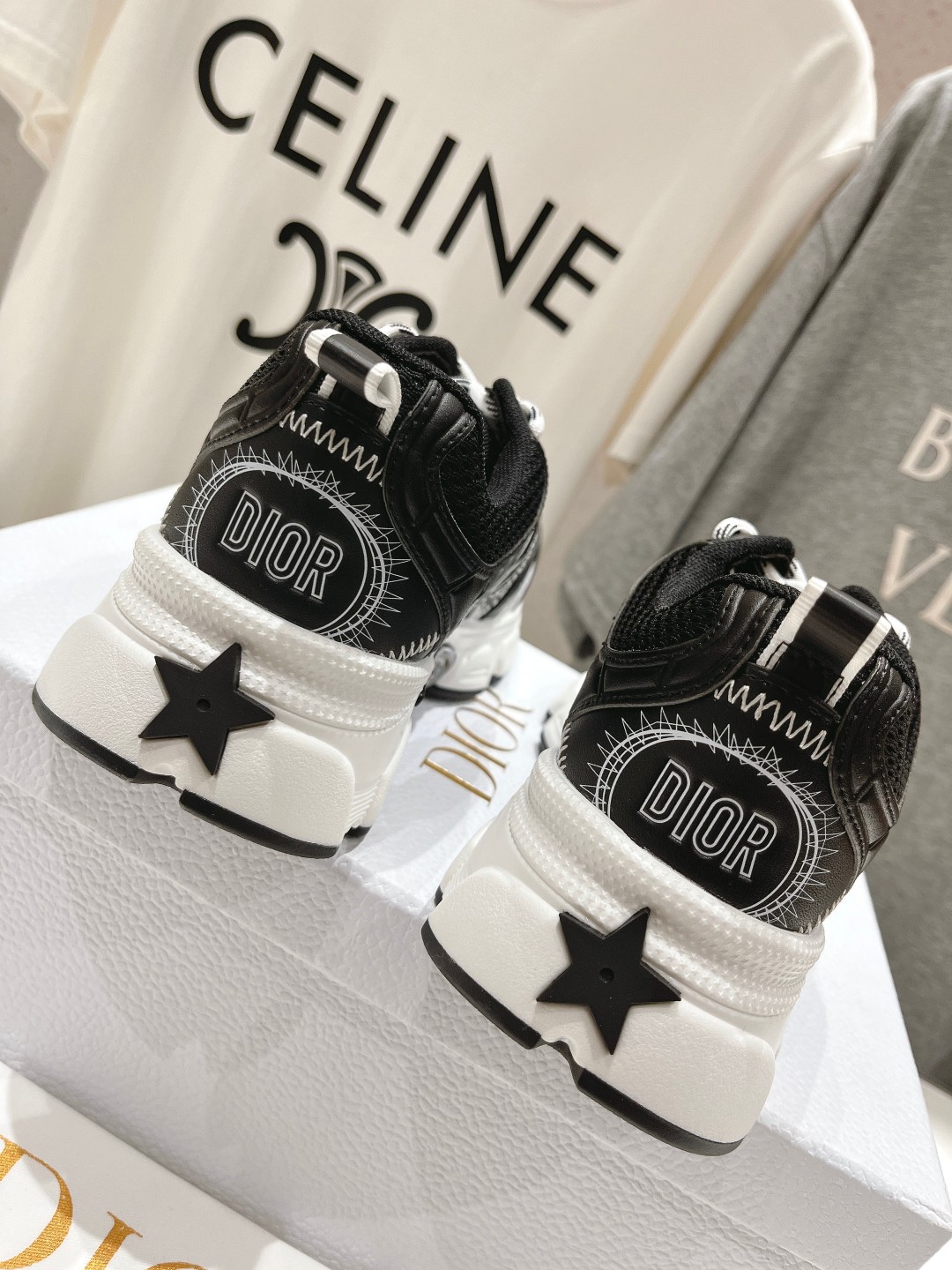 高版本出厂  
   Dior*迪奥D家2025ss秋季走秀新款休闲运动鞋老爹鞋
原版购入开发，以 D家