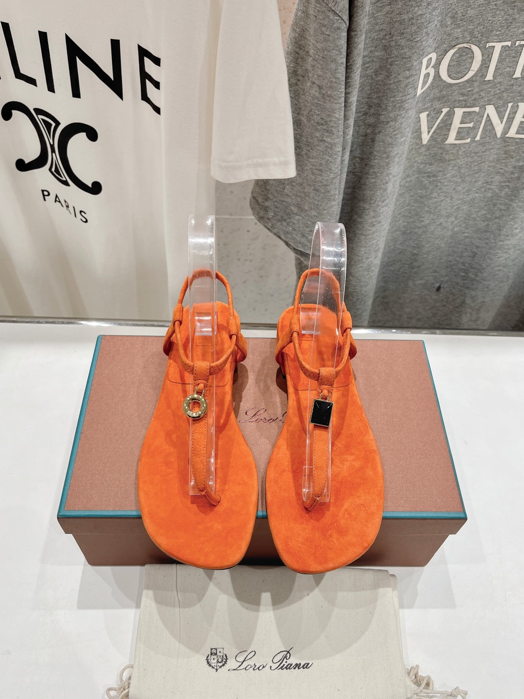 高版本出厂
Loro Piana* LP||诺悠翩雅2024ss夏季新款夹脚凉鞋
【市场顶级品质】
𝐋𝐩