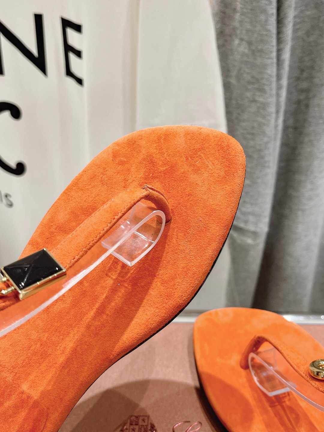 高版本出厂
Loro Piana* LP||诺悠翩雅2024ss夏季新款夹脚凉鞋
【市场顶级品质】
𝐋𝐩