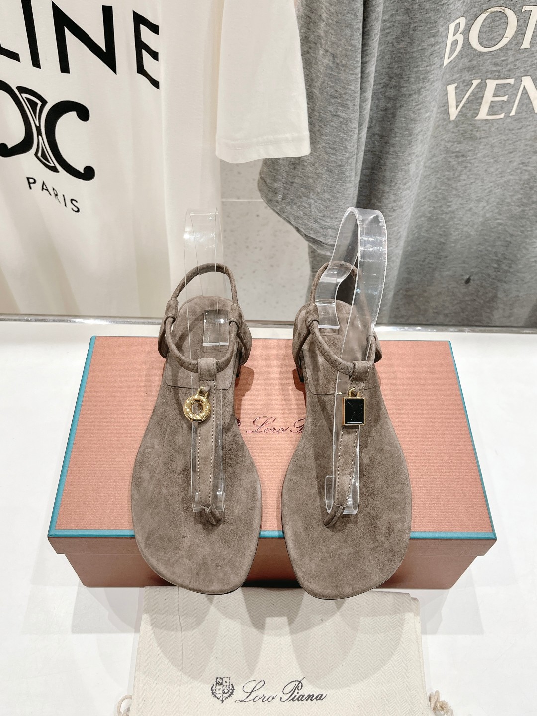 高版本出厂
Loro Piana* LP||诺悠翩雅2024ss夏季新款夹脚凉鞋
【市场顶级品质】
𝐋𝐩