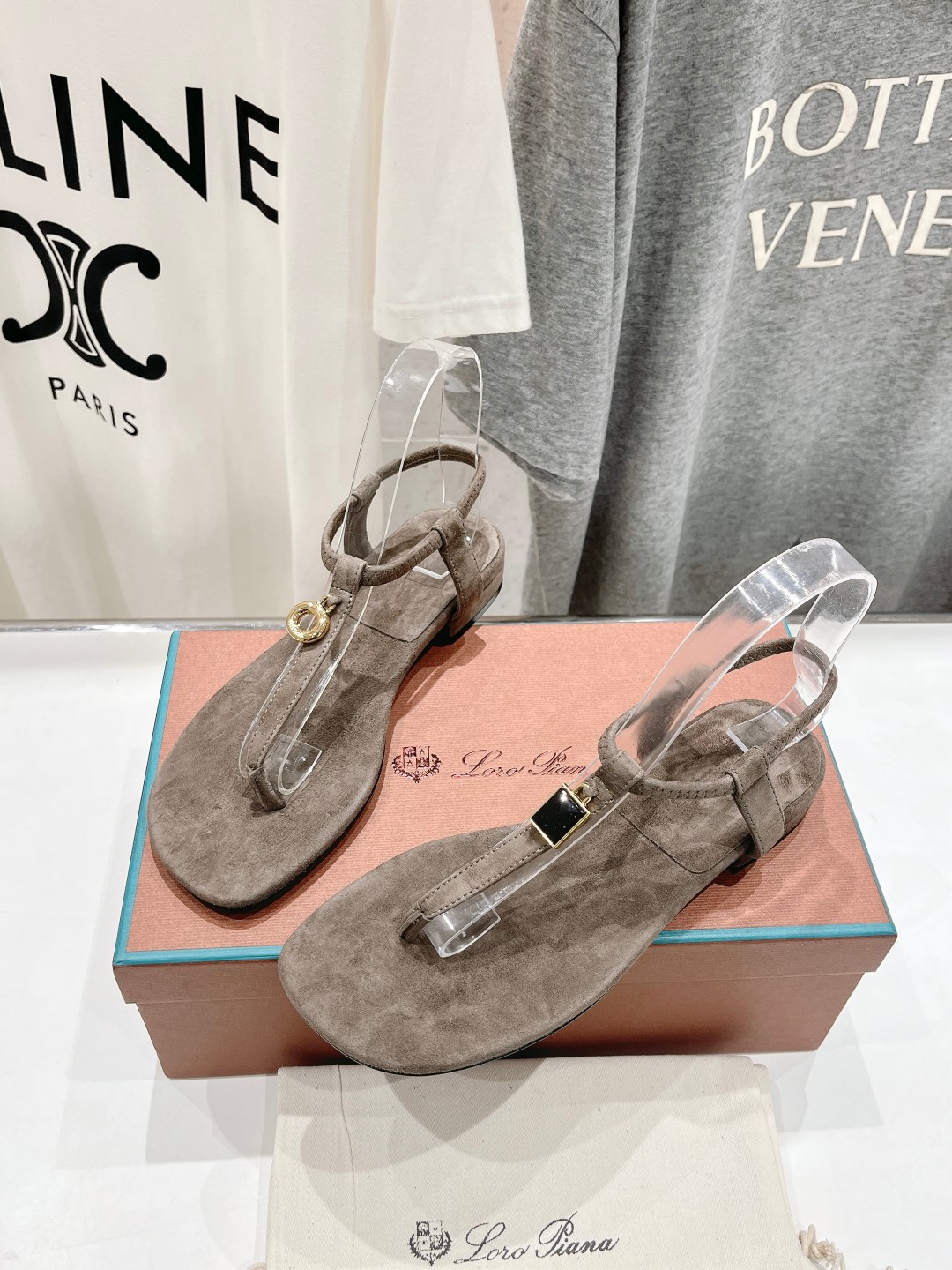 高版本出厂
Loro Piana* LP||诺悠翩雅2024ss夏季新款夹脚凉鞋
【市场顶级品质】
𝐋𝐩