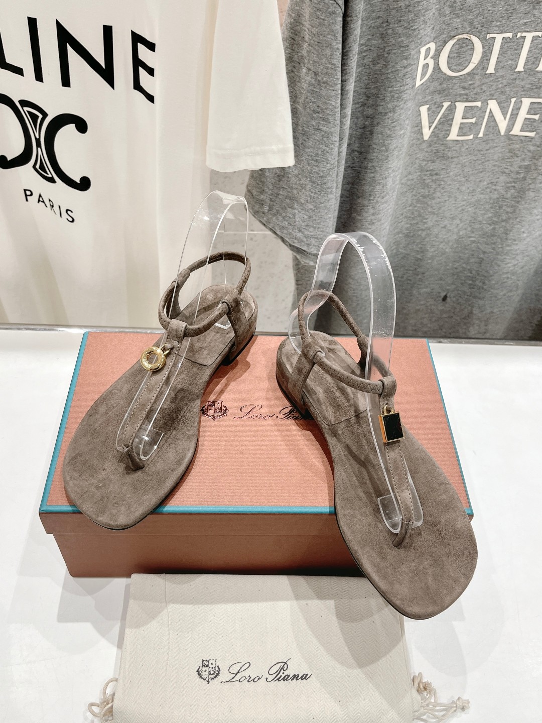 高版本出厂
Loro Piana* LP||诺悠翩雅2024ss夏季新款夹脚凉鞋
【市场顶级品质】
𝐋𝐩