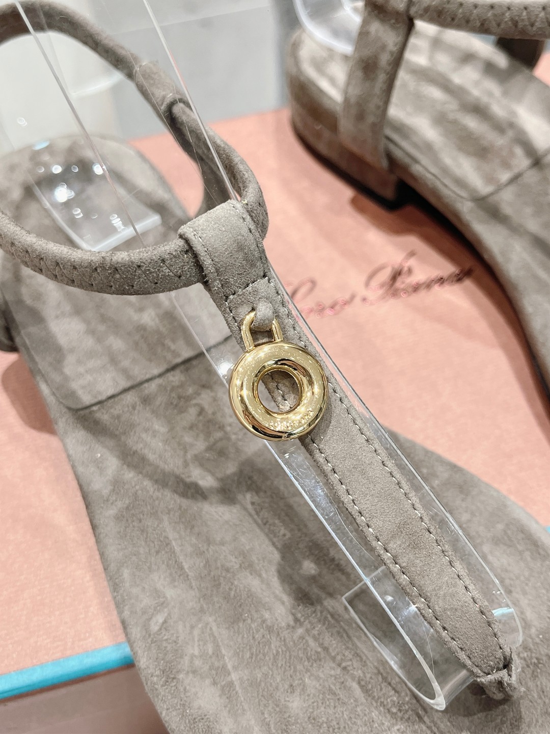 高版本出厂
Loro Piana* LP||诺悠翩雅2024ss夏季新款夹脚凉鞋
【市场顶级品质】
𝐋𝐩