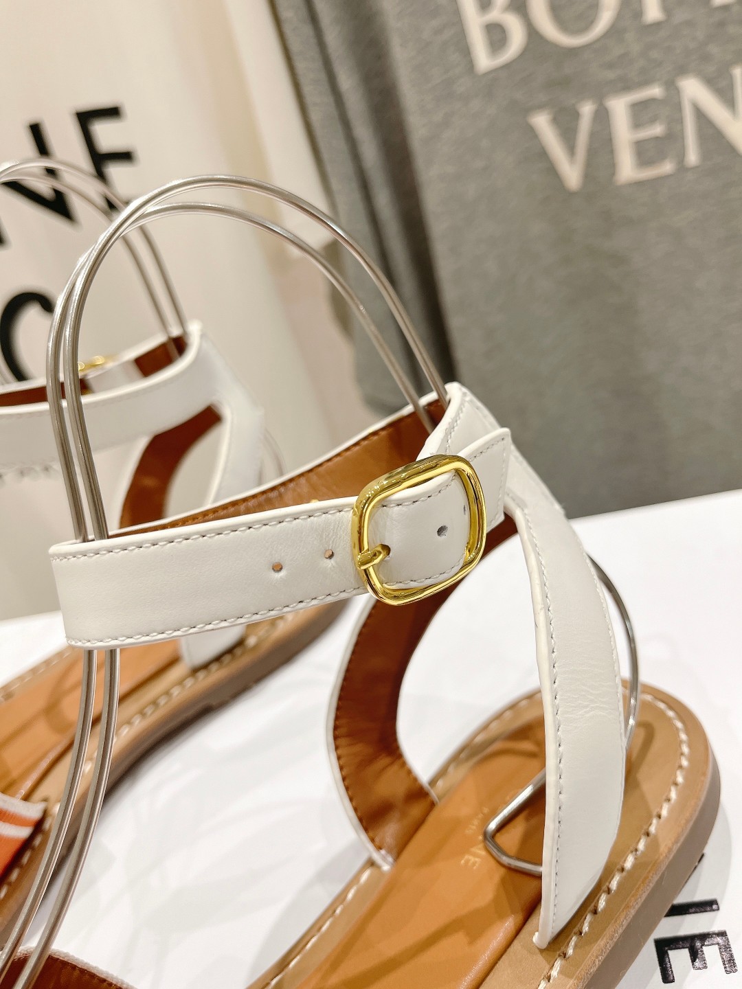 高版本出厂
 Celine*塞琳2025ss春夏新款凯旋门Logo凉拖鞋
高级感十足的思琳凉鞋  网红i