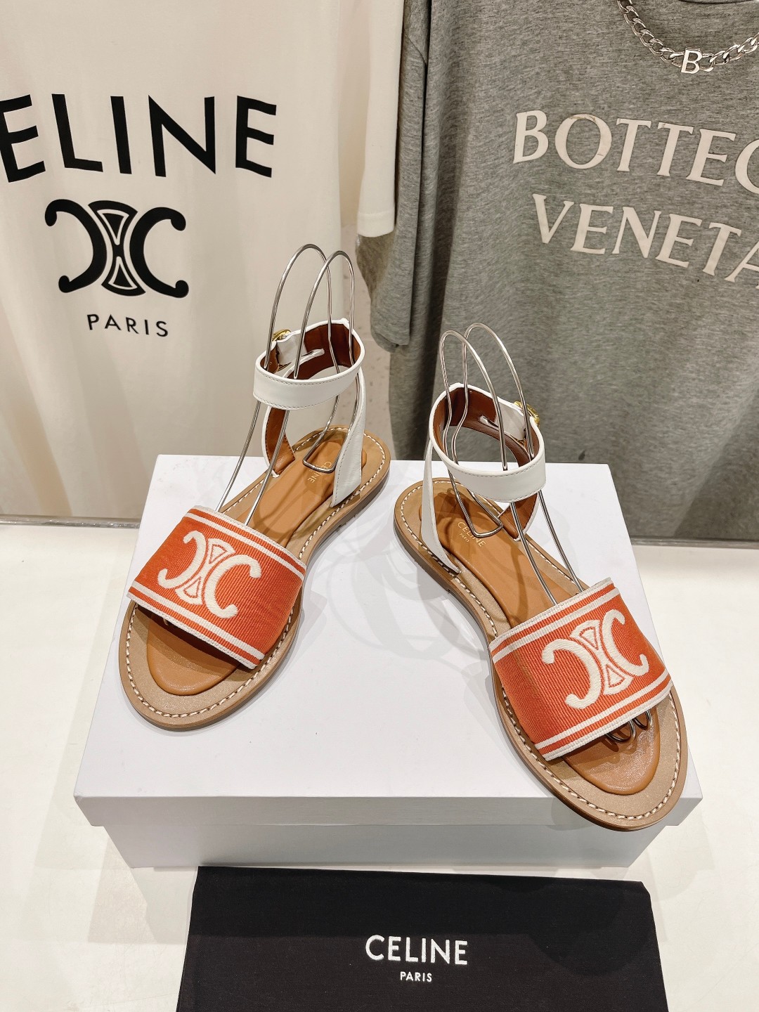 高版本出厂
 Celine*塞琳2025ss春夏新款凯旋门Logo凉拖鞋
高级感十足的思琳凉鞋  网红i