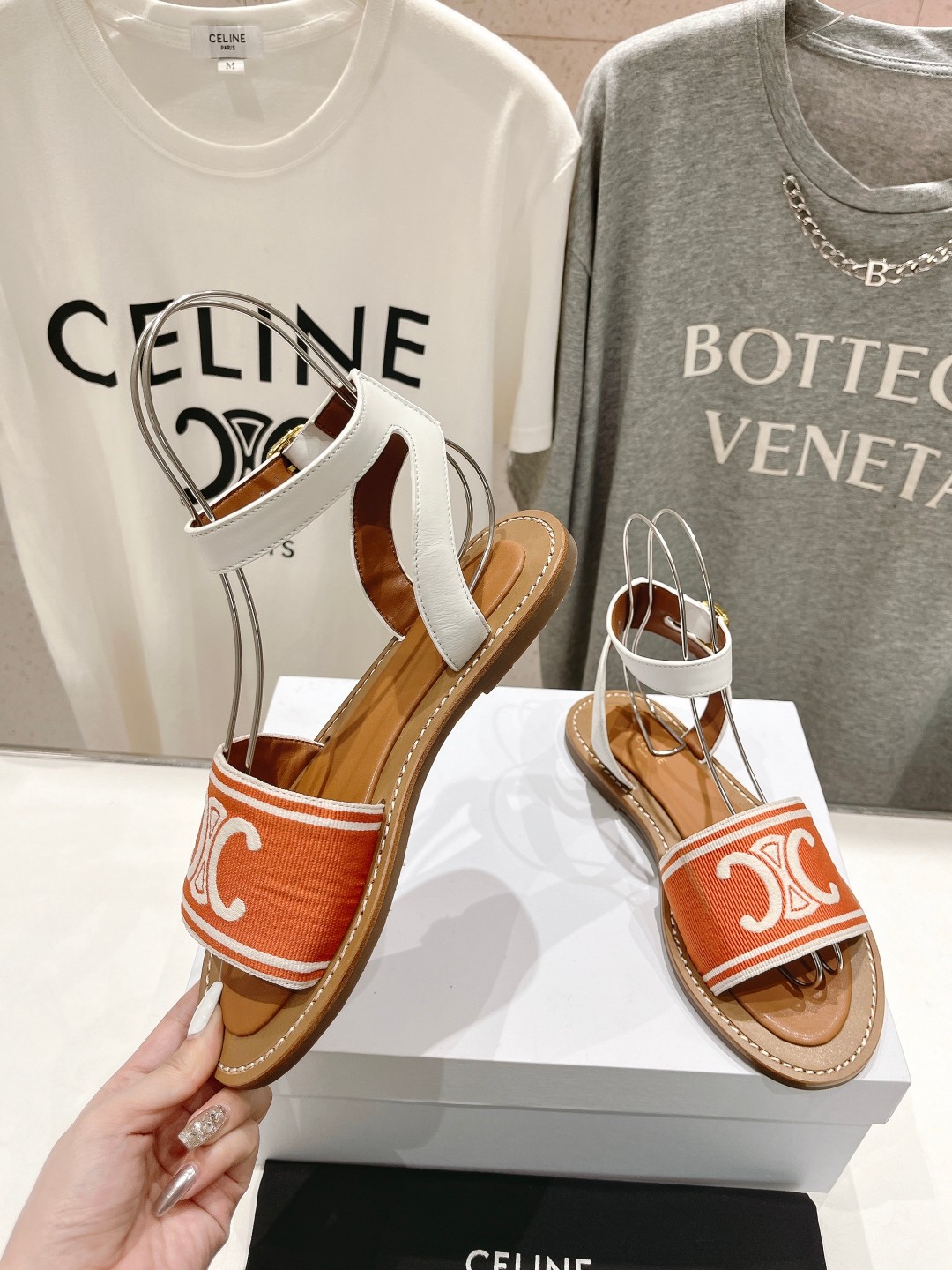 高版本出厂
 Celine*塞琳2025ss春夏新款凯旋门Logo凉拖鞋
高级感十足的思琳凉鞋  网红i