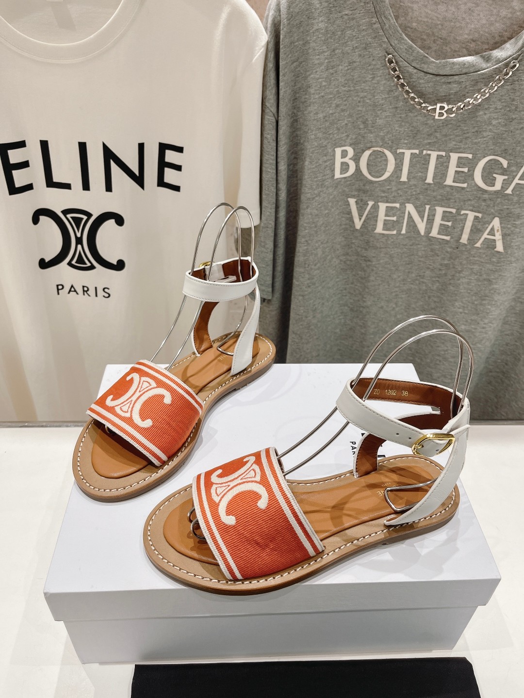 高版本出厂
 Celine*塞琳2025ss春夏新款凯旋门Logo凉拖鞋
高级感十足的思琳凉鞋  网红i