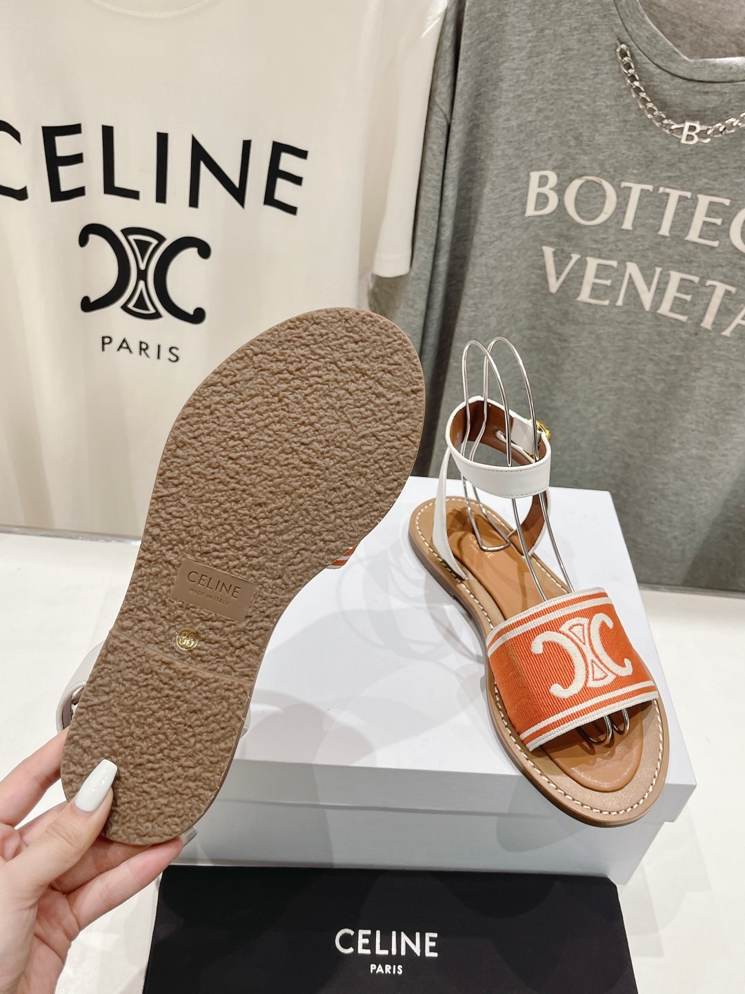 高版本出厂
 Celine*塞琳2025ss春夏新款凯旋门Logo凉拖鞋
高级感十足的思琳凉鞋  网红i