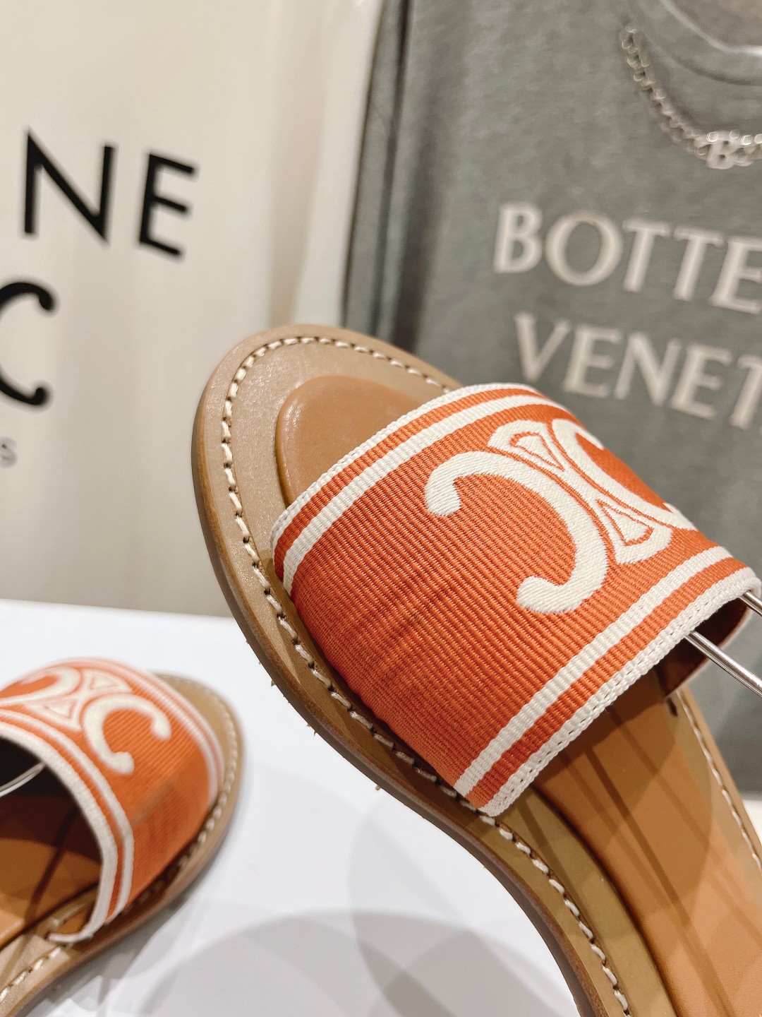 高版本出厂
 Celine*塞琳2025ss春夏新款凯旋门Logo凉拖鞋
高级感十足的思琳凉鞋  网红i