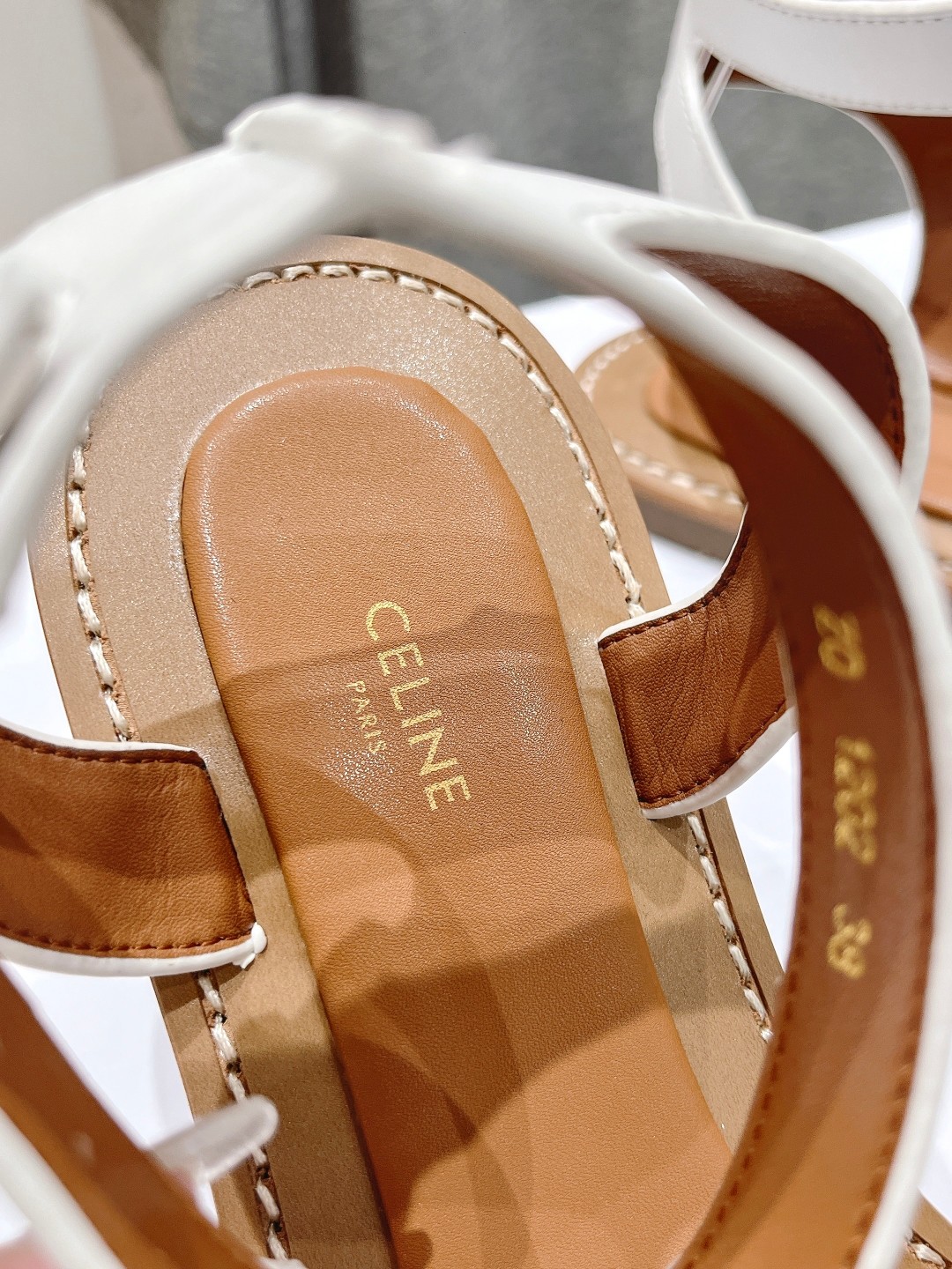 高版本出厂
 Celine*塞琳2025ss春夏新款凯旋门Logo凉拖鞋
高级感十足的思琳凉鞋  网红i