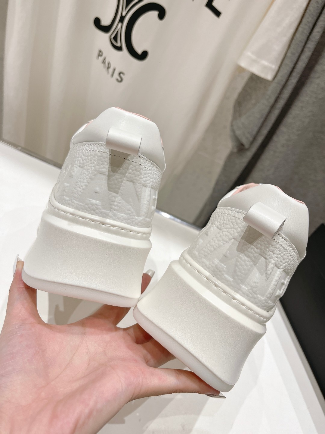 高版本出厂
  Chane* 小香2025ss 最新饼干鞋目前超级流行的厚底饼干鞋，熊猫鞋休闲鞋

网红