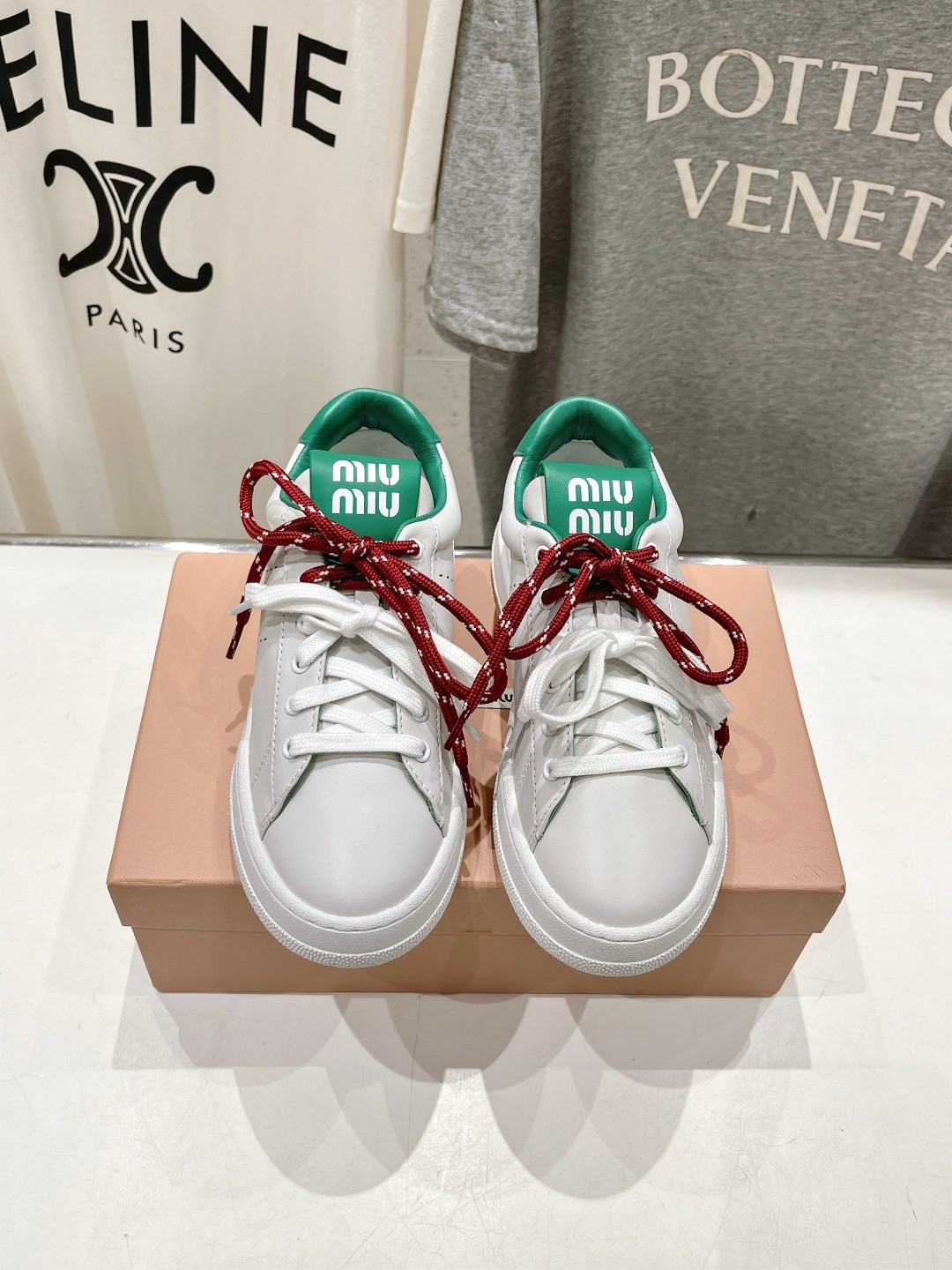 高版本出厂 MiuMiu缪缪F039 2025ss新款火爆款脏脏鞋系带做旧小白鞋 今年主推款 复古做旧时