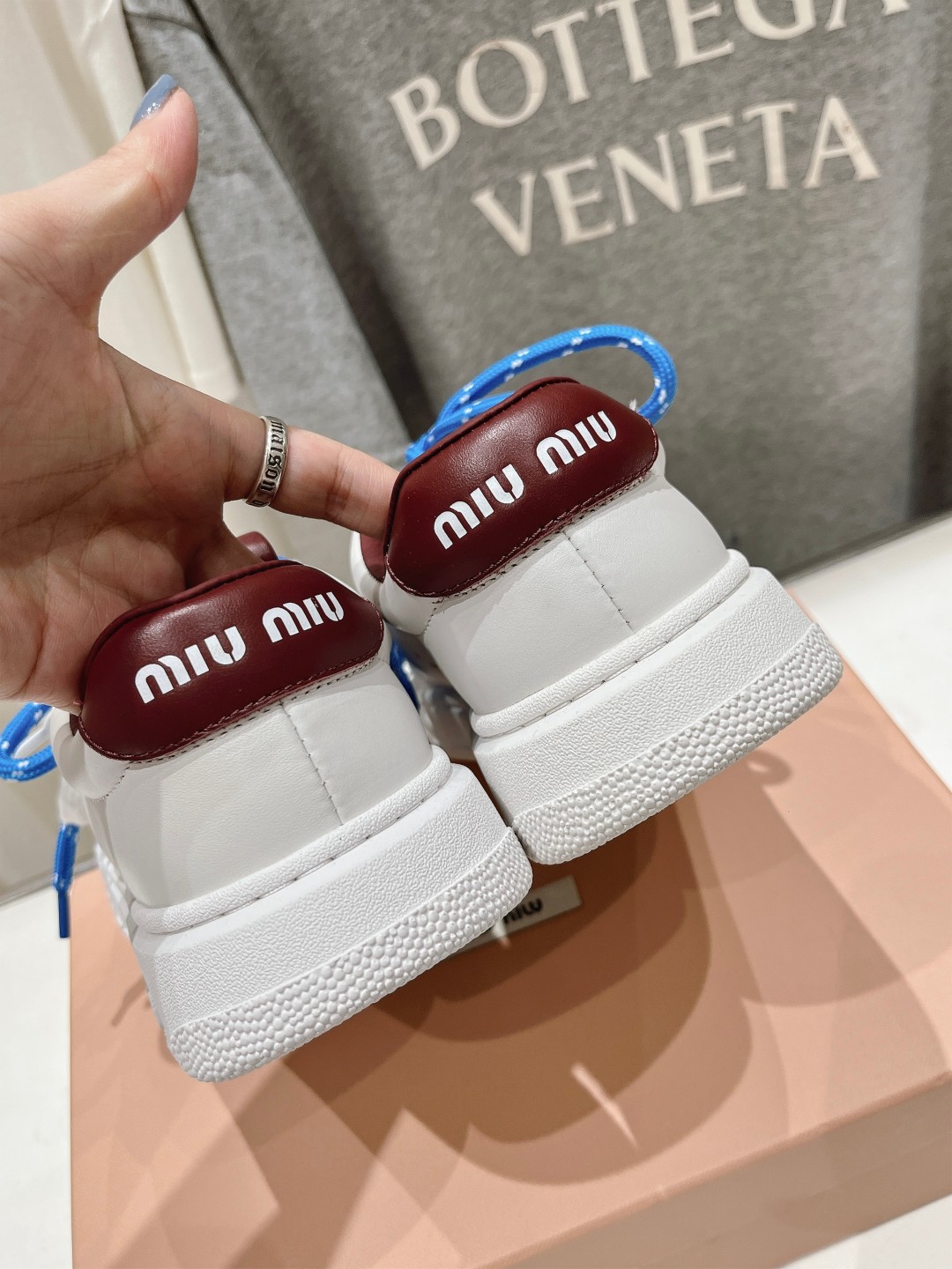 高版本出厂 MiuMiu缪缪F039 2025ss新款火爆款脏脏鞋系带做旧小白鞋 今年主推款 复古做旧时