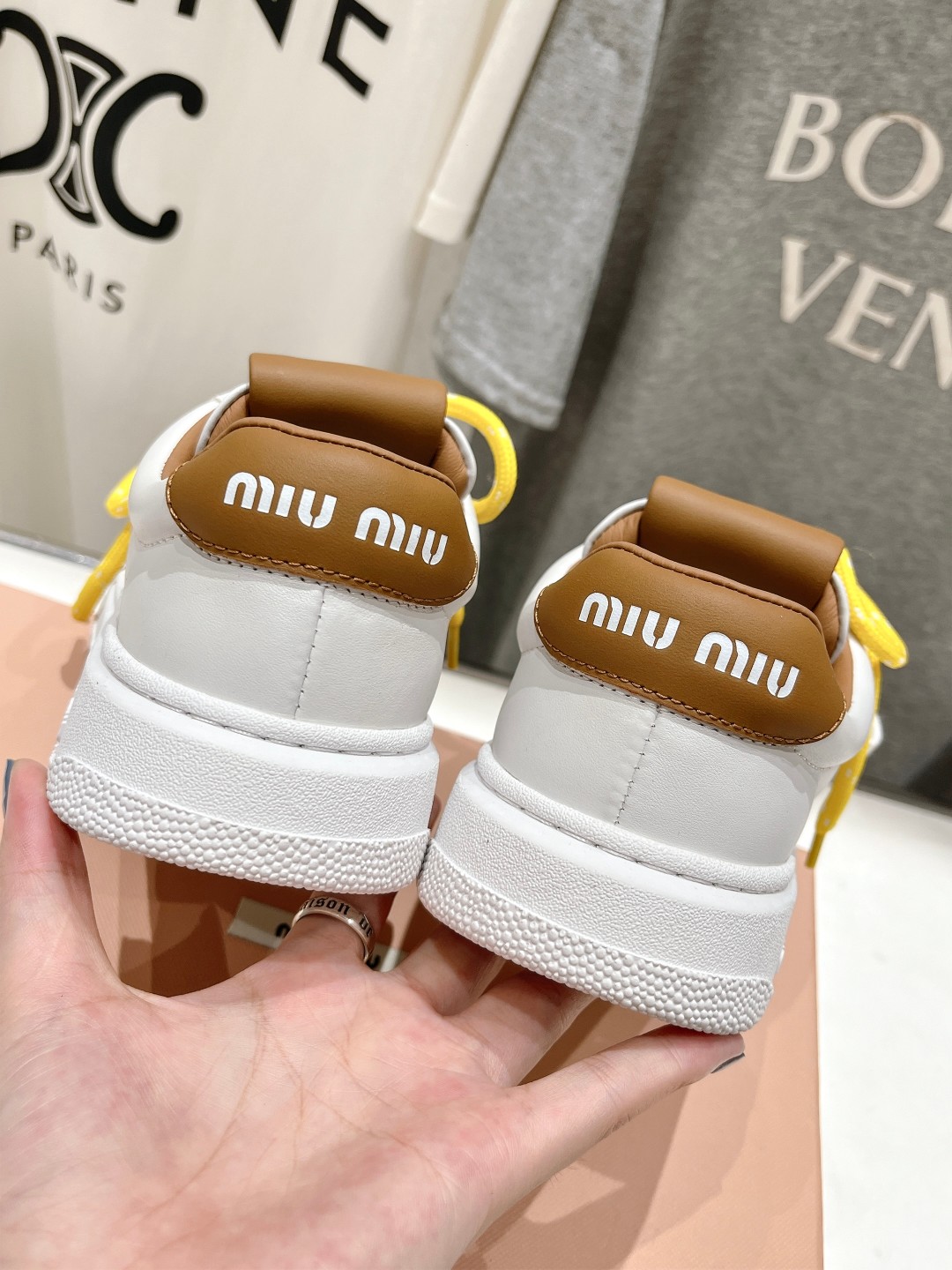 高版本出厂 MiuMiu缪缪F039 2025ss新款火爆款脏脏鞋系带做旧小白鞋 今年主推款 复古做旧时