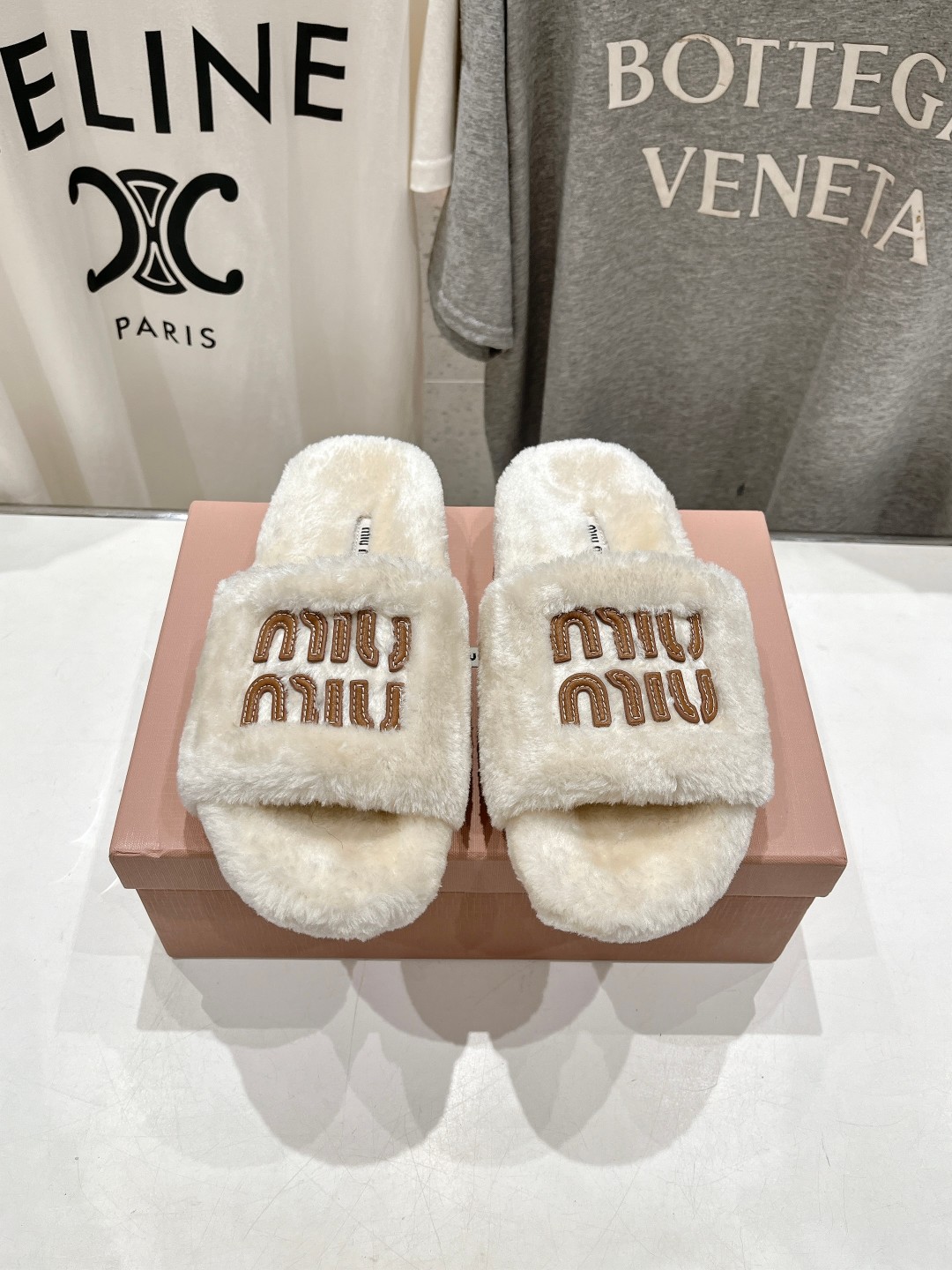 高版本出厂
 MiuMiu/缪缪25ss走秀新款·明星同款平底居家毛毛拖鞋，出现在各大时装杂志封面，闭眼