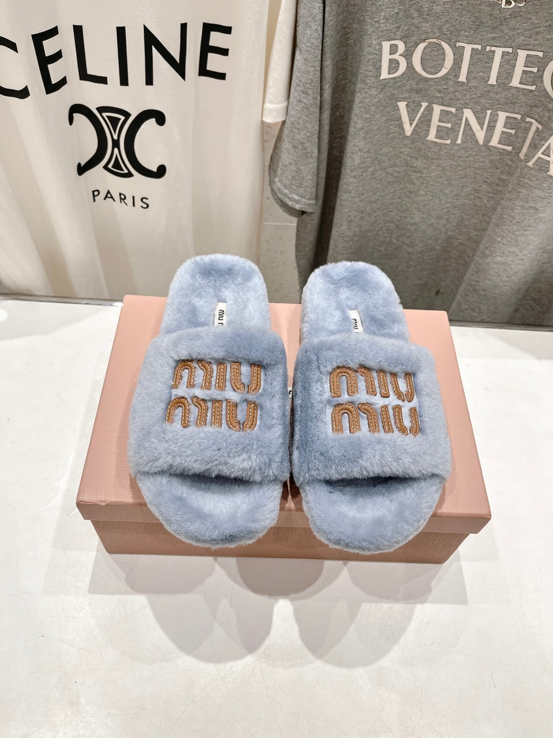 高版本出厂
 MiuMiu/缪缪25ss走秀新款·明星同款平底居家毛毛拖鞋，出现在各大时装杂志封面，闭眼