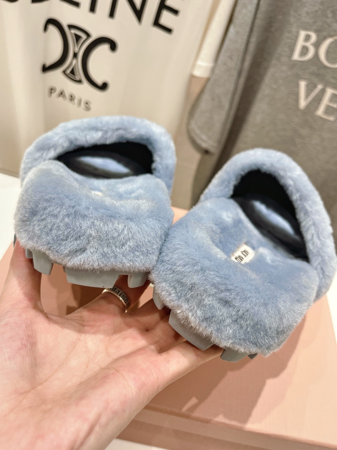 高版本出厂
 MiuMiu/缪缪25ss走秀新款·明星同款平底居家毛毛拖鞋，出现在各大时装杂志封面，闭眼