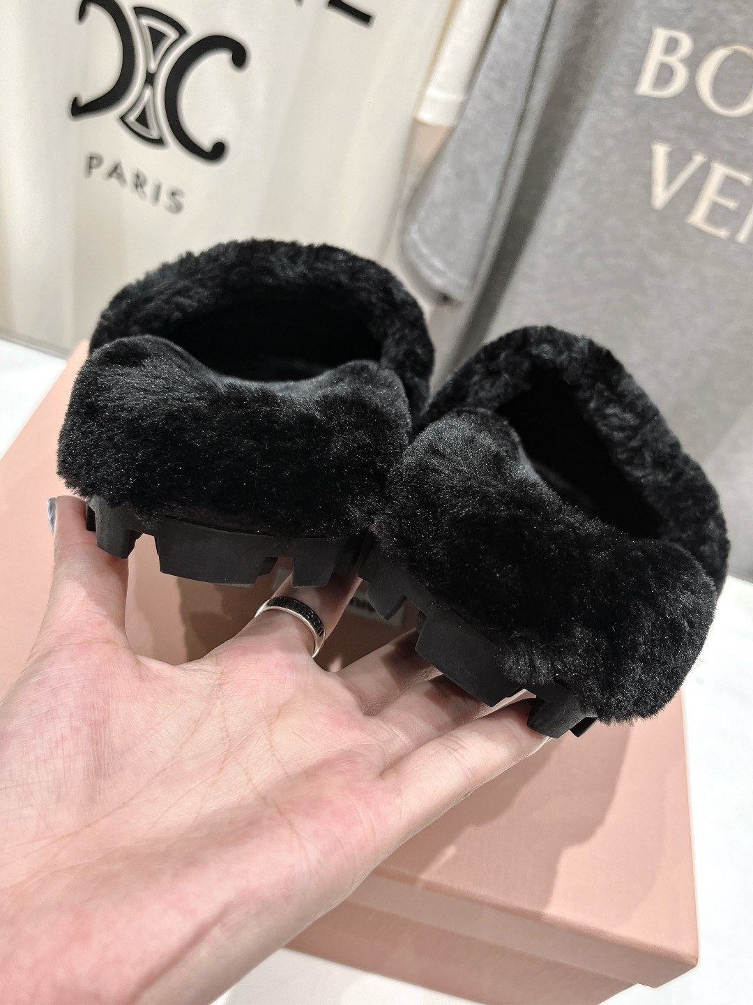 高版本出厂
 MiuMiu/缪缪25ss走秀新款·明星同款平底居家毛毛拖鞋，出现在各大时装杂志封面，闭眼