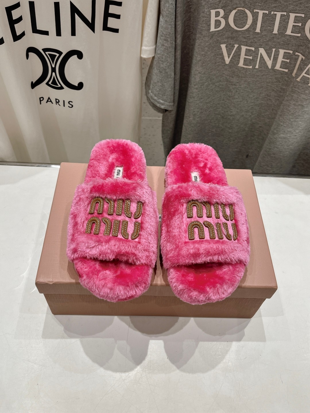 高版本出厂
 MiuMiu/缪缪25ss走秀新款·明星同款平底居家毛毛拖鞋，出现在各大时装杂志封面，闭眼