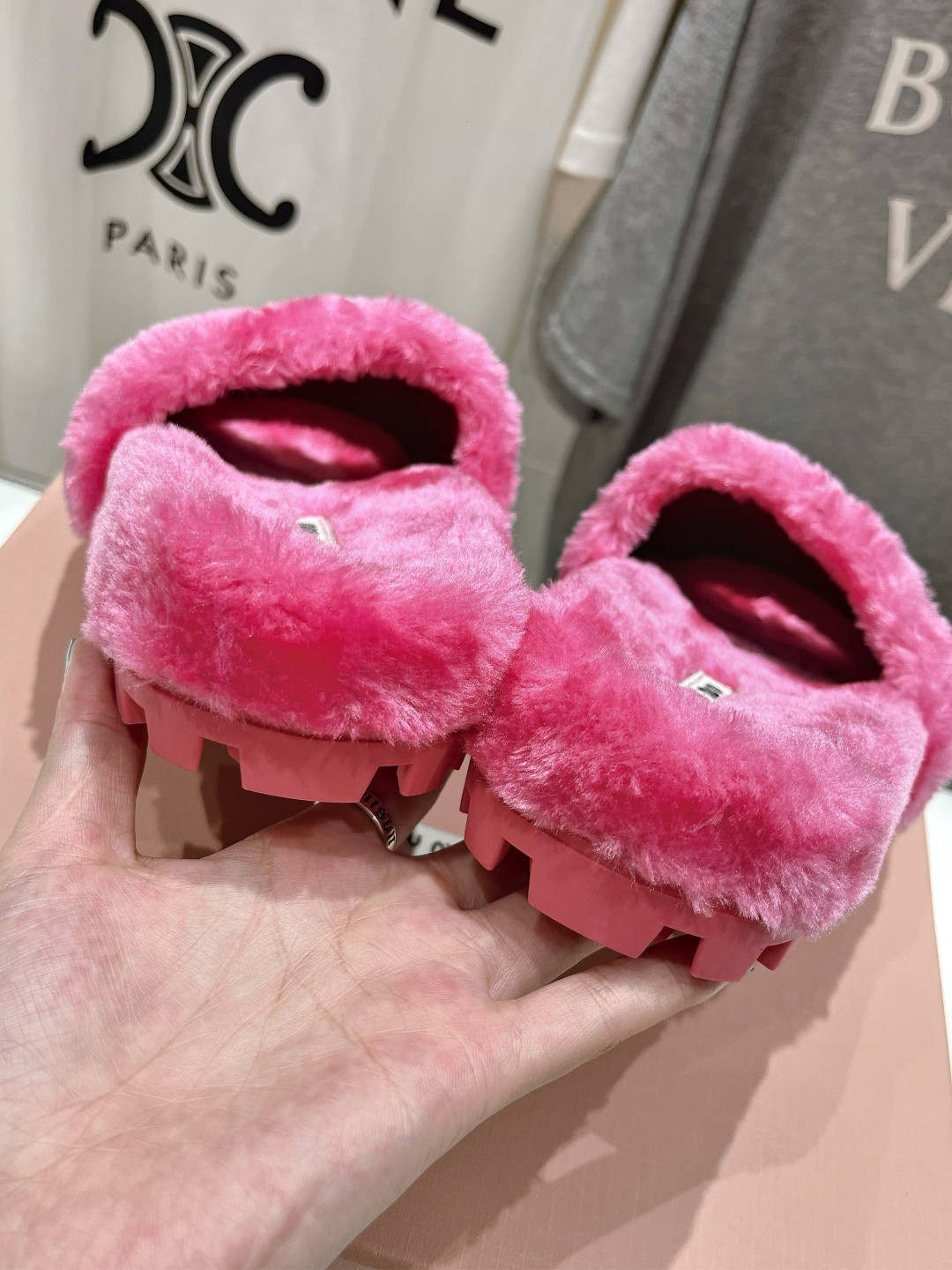高版本出厂
 MiuMiu/缪缪25ss走秀新款·明星同款平底居家毛毛拖鞋，出现在各大时装杂志封面，闭眼