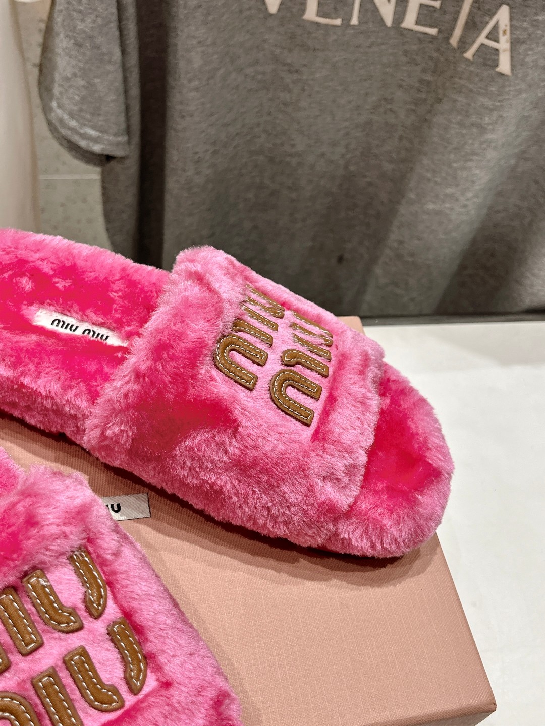 高版本出厂
 MiuMiu/缪缪25ss走秀新款·明星同款平底居家毛毛拖鞋，出现在各大时装杂志封面，闭眼