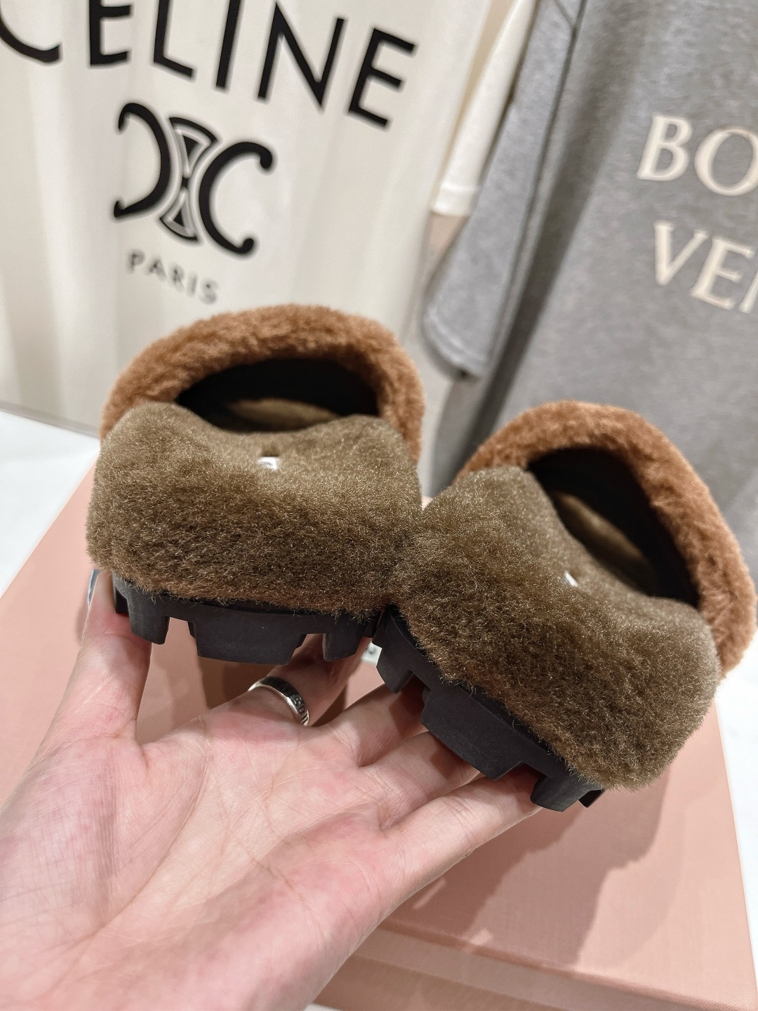 高版本出厂
 MiuMiu/缪缪25ss走秀新款·明星同款平底居家毛毛拖鞋，出现在各大时装杂志封面，闭眼