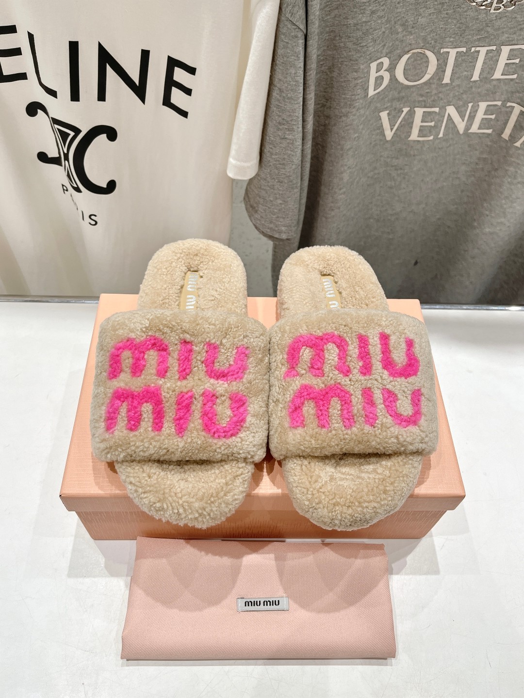 高版本出厂
 MiuMiu/缪缪25ss走秀新款·明星同款平底居家毛毛拖鞋，出现在各大时装杂志封面，闭眼