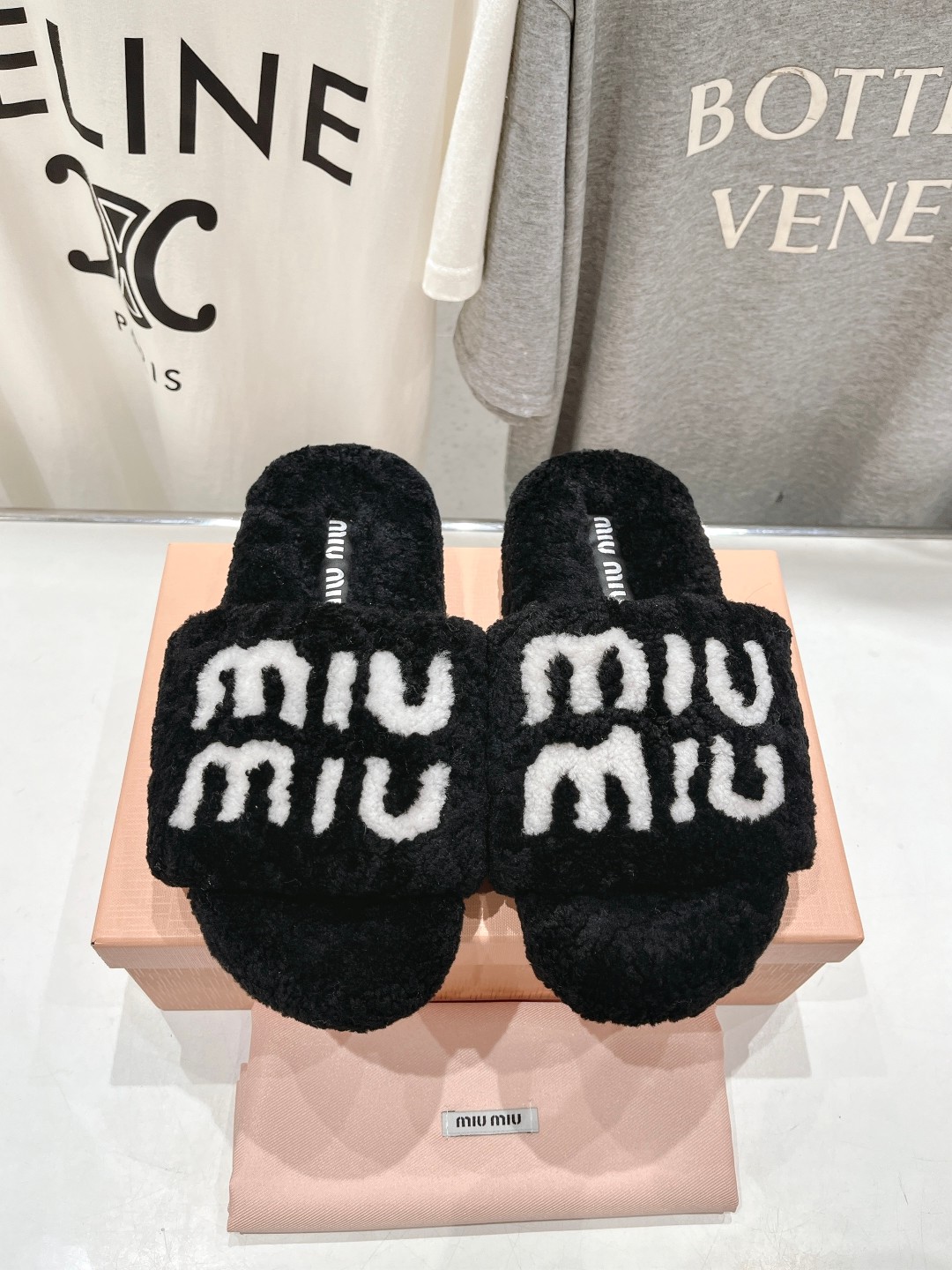 高版本出厂
 MiuMiu/缪缪25ss走秀新款·明星同款平底居家毛毛拖鞋，出现在各大时装杂志封面，闭眼