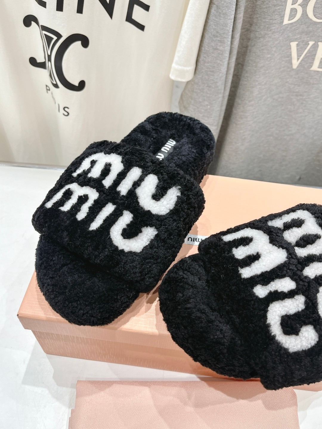 高版本出厂
 MiuMiu/缪缪25ss走秀新款·明星同款平底居家毛毛拖鞋，出现在各大时装杂志封面，闭眼