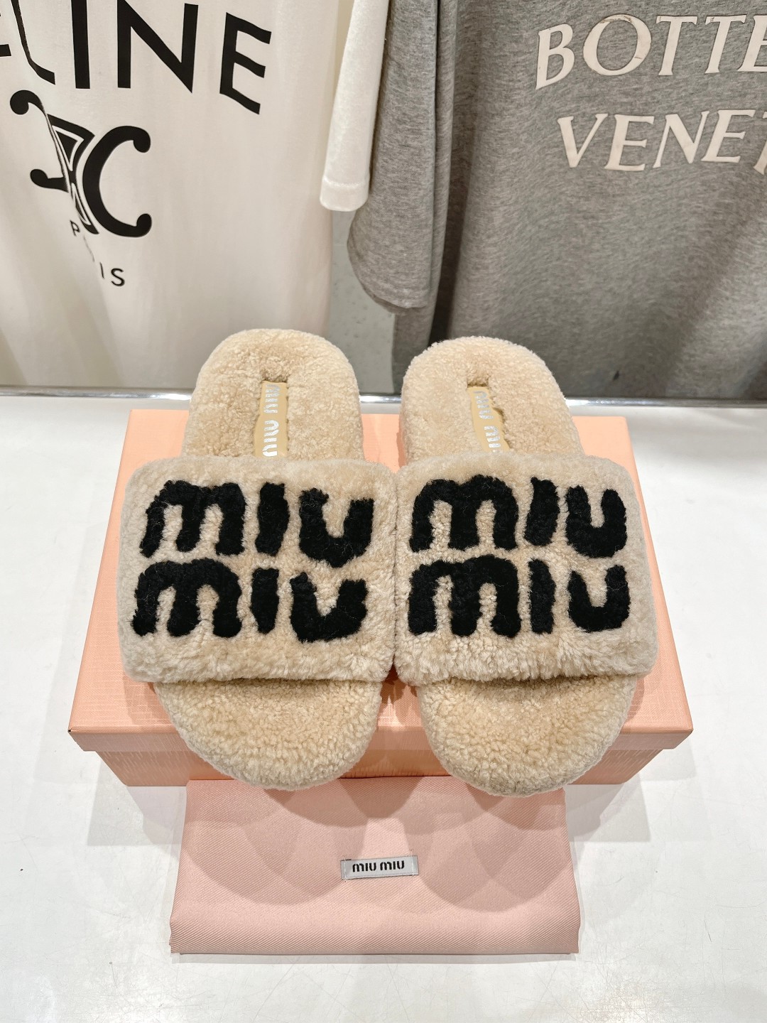 高版本出厂
 MiuMiu/缪缪25ss走秀新款·明星同款平底居家毛毛拖鞋，出现在各大时装杂志封面，闭眼