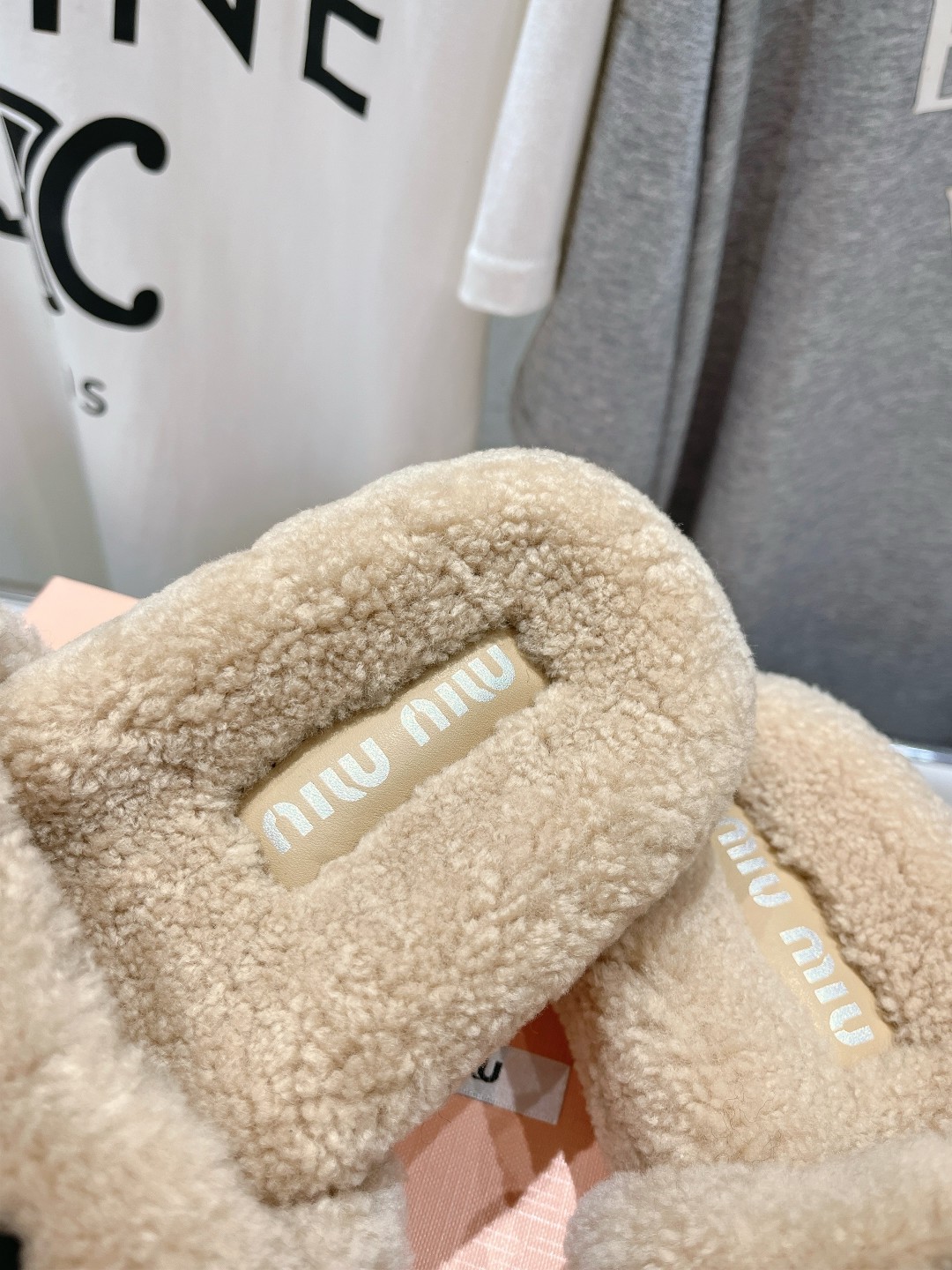 高版本出厂
 MiuMiu/缪缪25ss走秀新款·明星同款平底居家毛毛拖鞋，出现在各大时装杂志封面，闭眼