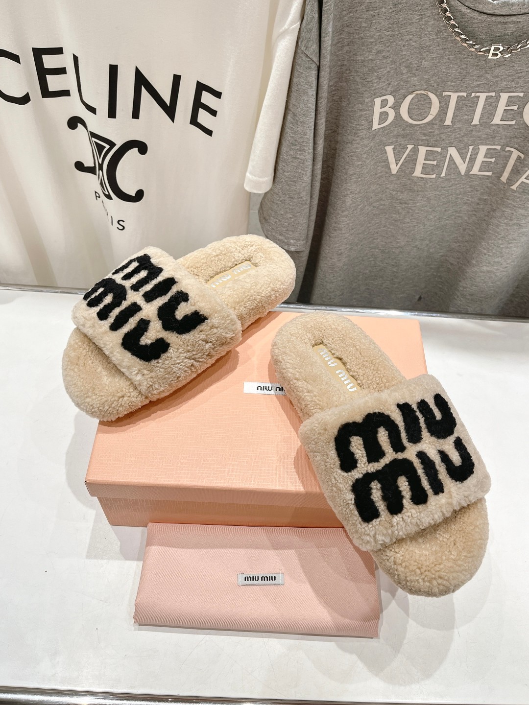 高版本出厂
 MiuMiu/缪缪25ss走秀新款·明星同款平底居家毛毛拖鞋，出现在各大时装杂志封面，闭眼