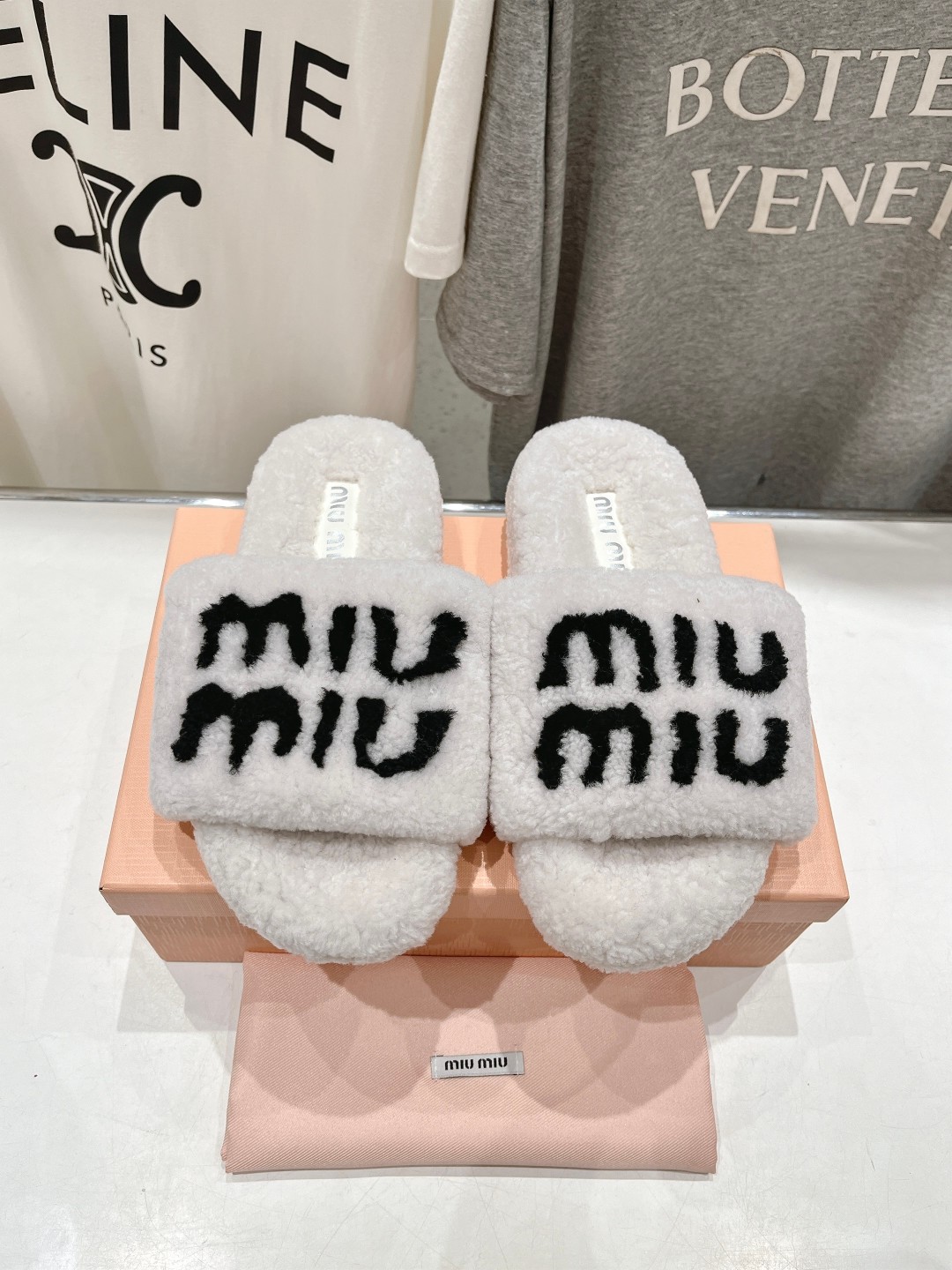 高版本出厂
 MiuMiu/缪缪25ss走秀新款·明星同款平底居家毛毛拖鞋，出现在各大时装杂志封面，闭眼