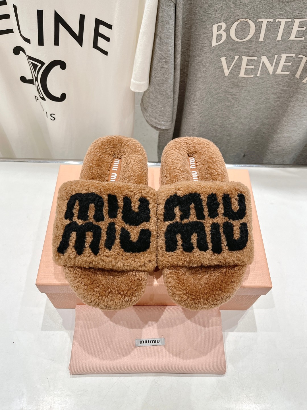 高版本出厂
 MiuMiu/缪缪25ss走秀新款·明星同款平底居家毛毛拖鞋，出现在各大时装杂志封面，闭眼