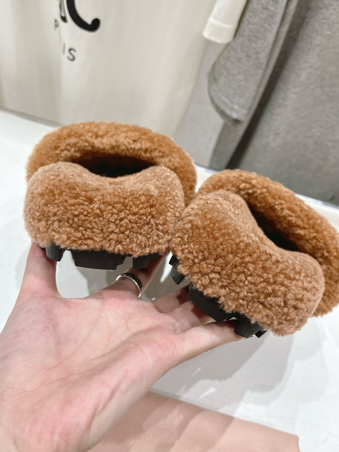 高版本出厂
 MiuMiu/缪缪25ss走秀新款·明星同款平底居家毛毛拖鞋，出现在各大时装杂志封面，闭眼