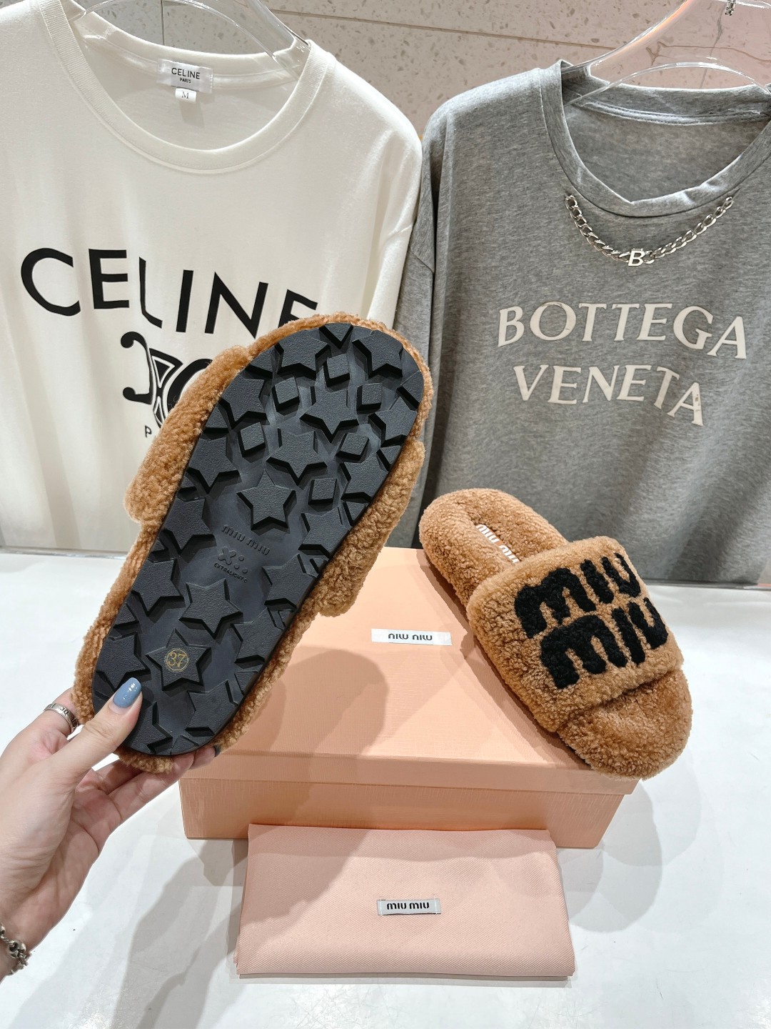 高版本出厂
 MiuMiu/缪缪25ss走秀新款·明星同款平底居家毛毛拖鞋，出现在各大时装杂志封面，闭眼