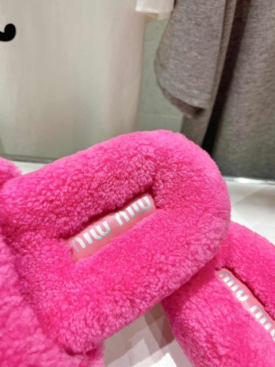 高版本出厂
 MiuMiu/缪缪25ss走秀新款·明星同款平底居家毛毛拖鞋，出现在各大时装杂志封面，闭眼