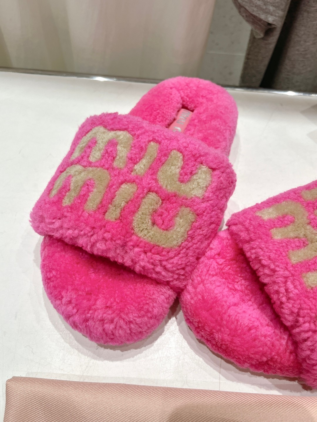 高版本出厂
 MiuMiu/缪缪25ss走秀新款·明星同款平底居家毛毛拖鞋，出现在各大时装杂志封面，闭眼