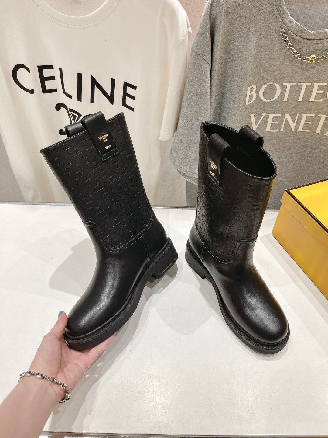 高版本出厂 FENDI芬迪F029 2025ss秋冬新款中靴直筒靴 高筒靴 芬迪又出美靴啦 头层牛皮面料