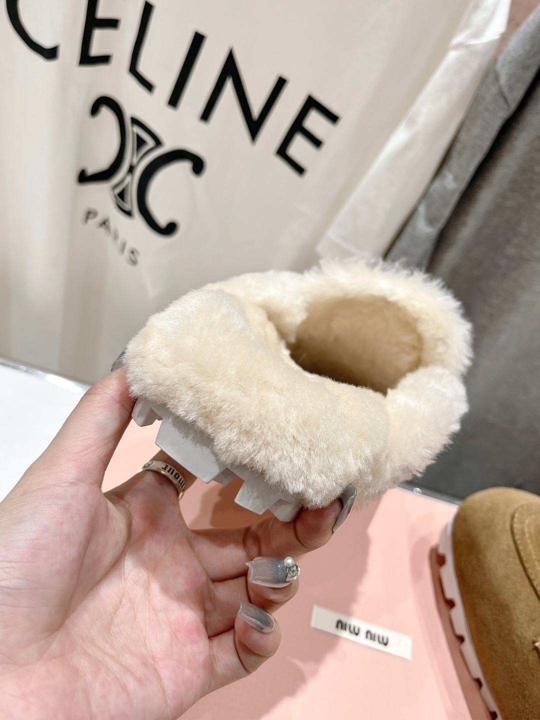 高版本出厂 MiuMiu/缪缪2025ss秋冬最新火爆款勃肯穆勒毛毛拖鞋 半包拖原版倒模楦型，极致1:1