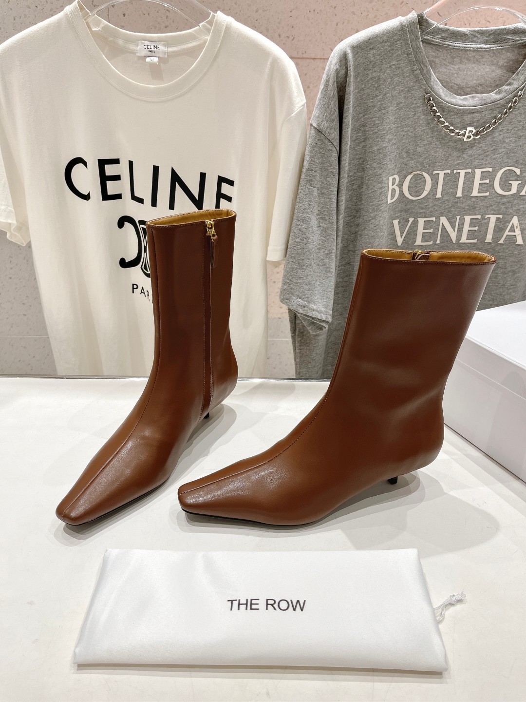 高版本出厂
  the row 2025ss秋冬爆款小方头矮跟短靴及裸靴
非常舒服的矮跟靴，极简设计理念