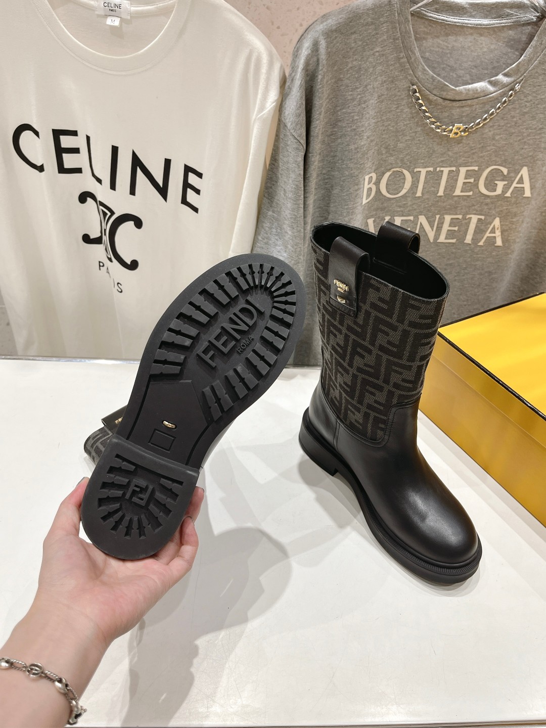 高版本出厂 FENDI芬迪F029 2025ss秋冬新款中靴直筒靴 高筒靴 芬迪又出美靴啦 头层牛皮面料