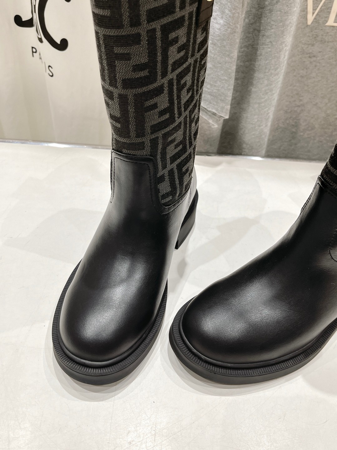 高版本出厂 FENDI芬迪F029 2025ss秋冬新款中靴直筒靴 高筒靴 芬迪又出美靴啦 头层牛皮面料