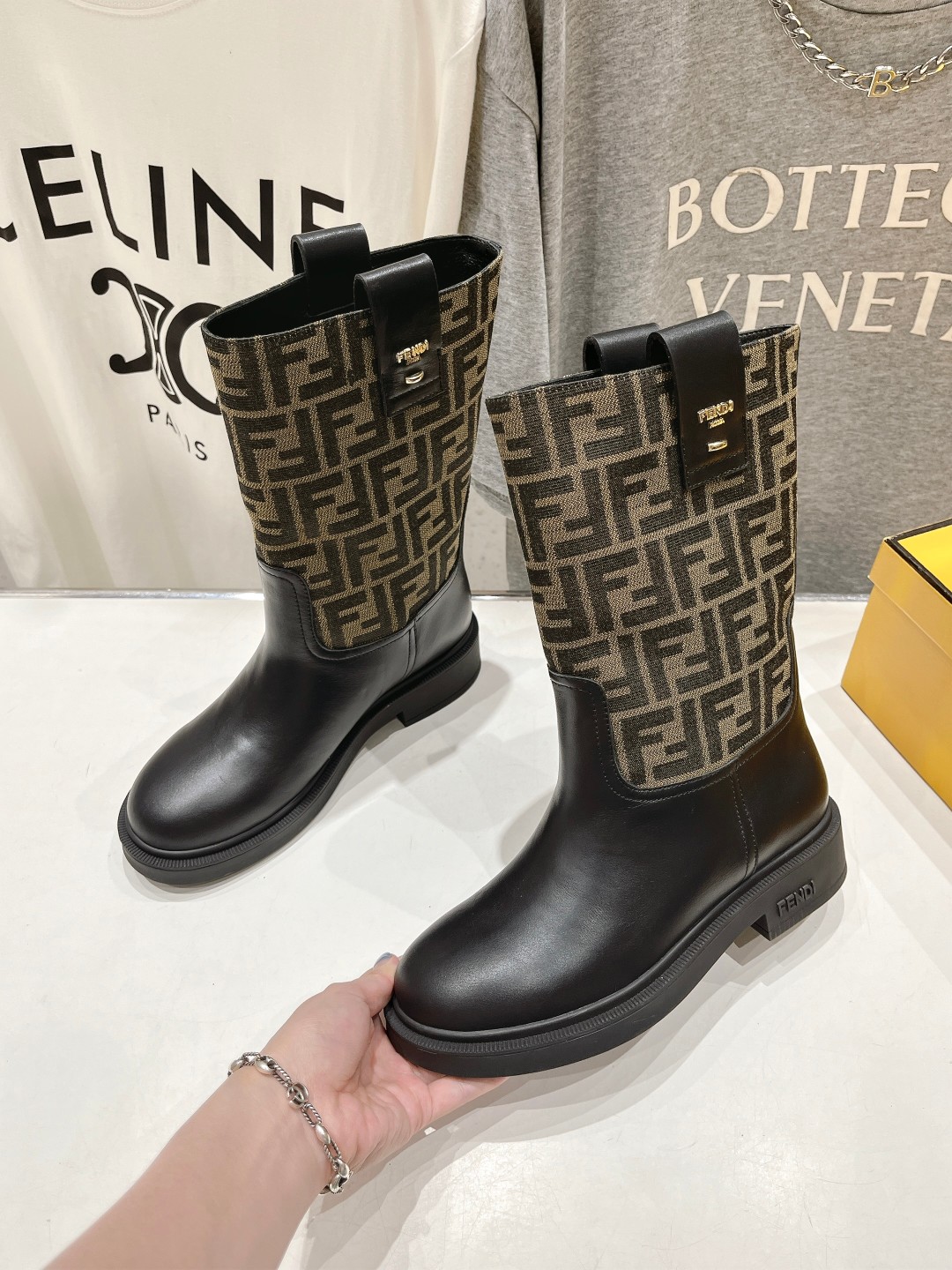 高版本出厂 FENDI芬迪F029 2025ss秋冬新款中靴直筒靴 高筒靴 芬迪又出美靴啦 头层牛皮面料