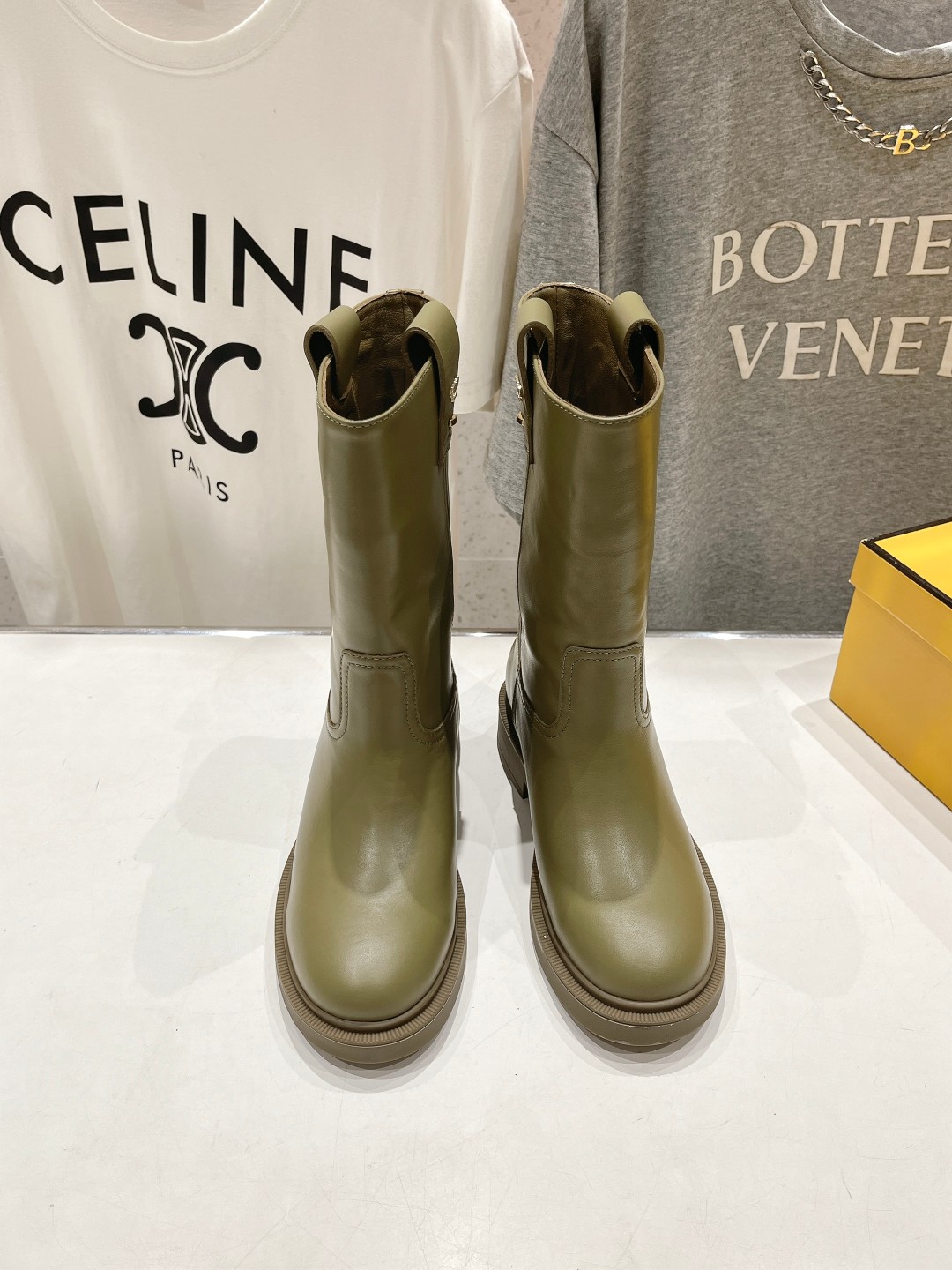 高版本出厂 FENDI芬迪F029 2025ss秋冬新款中靴直筒靴 高筒靴 芬迪又出美靴啦 头层牛皮面料