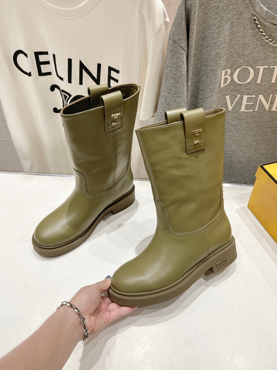 高版本出厂 FENDI芬迪F029 2025ss秋冬新款中靴直筒靴 高筒靴 芬迪又出美靴啦 头层牛皮面料