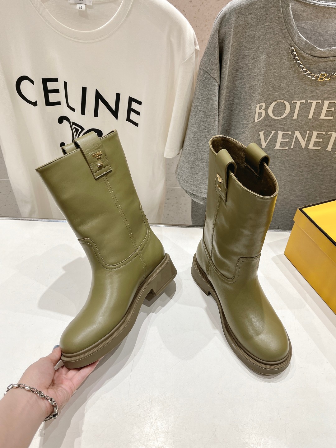 高版本出厂 FENDI芬迪F029 2025ss秋冬新款中靴直筒靴 高筒靴 芬迪又出美靴啦 头层牛皮面料